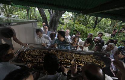 Conhecidos de uma das vítimas fatais do atentado de Dacca transportam seu corpo para o enterro, nesta segunda-feira.