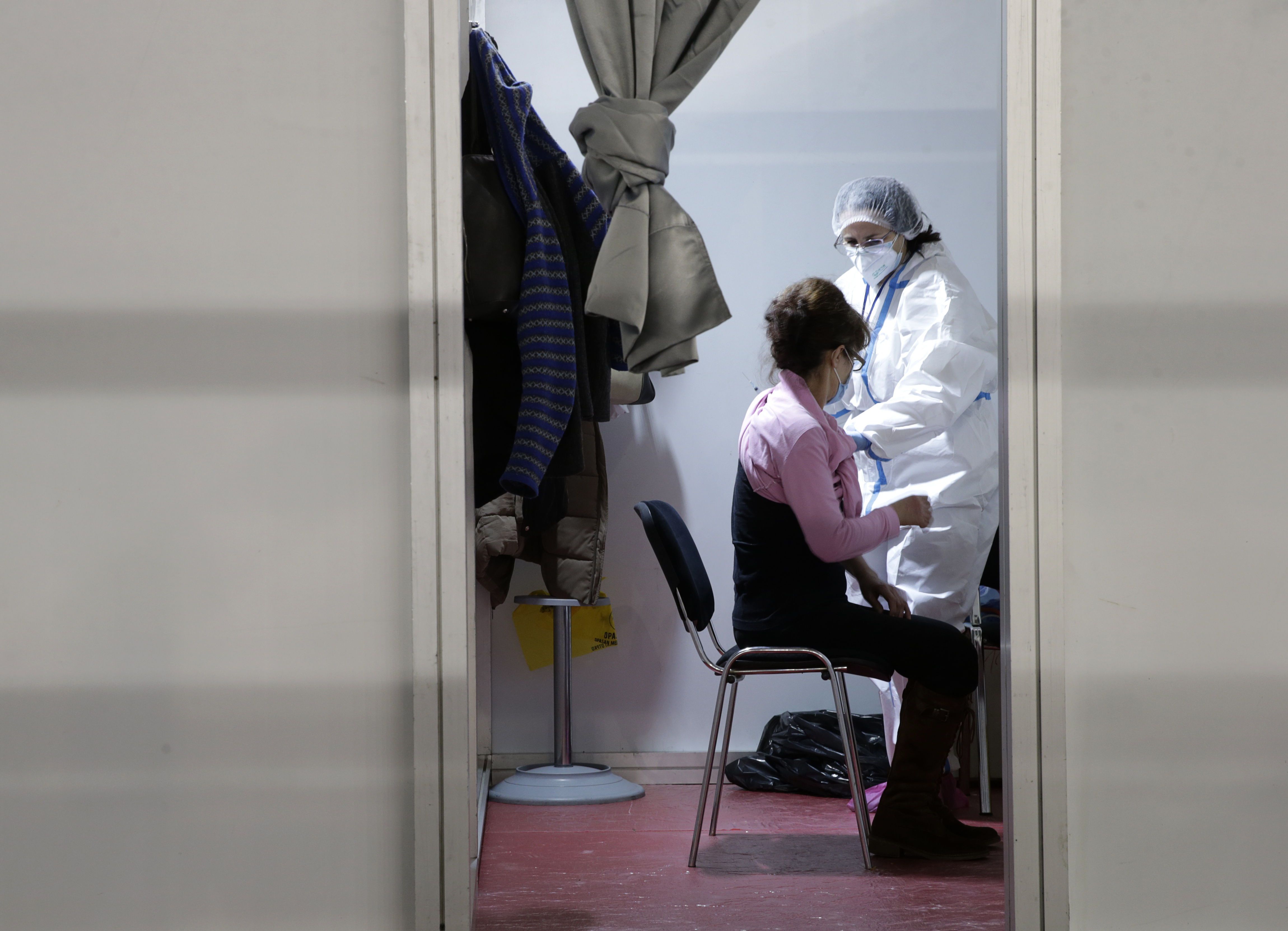 Paciente recebe uma dose da vacina contra a covid-19 em Belgrado, Sérvia, na segunda-feira. 