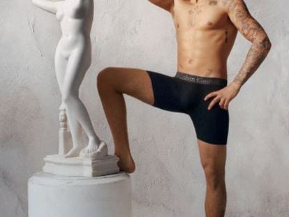 Justin Bieber posa para a campanha publicitária da Calvin Klein.