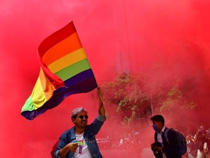 Dezenas de pessoas da comunidade LGBT marchando na Cidade do México em junho, no dia do Orgulho Gay.