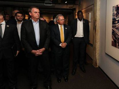 Bolsonaro e ministros visitam museu em Dallas sobre o assassinato de Kennedy.