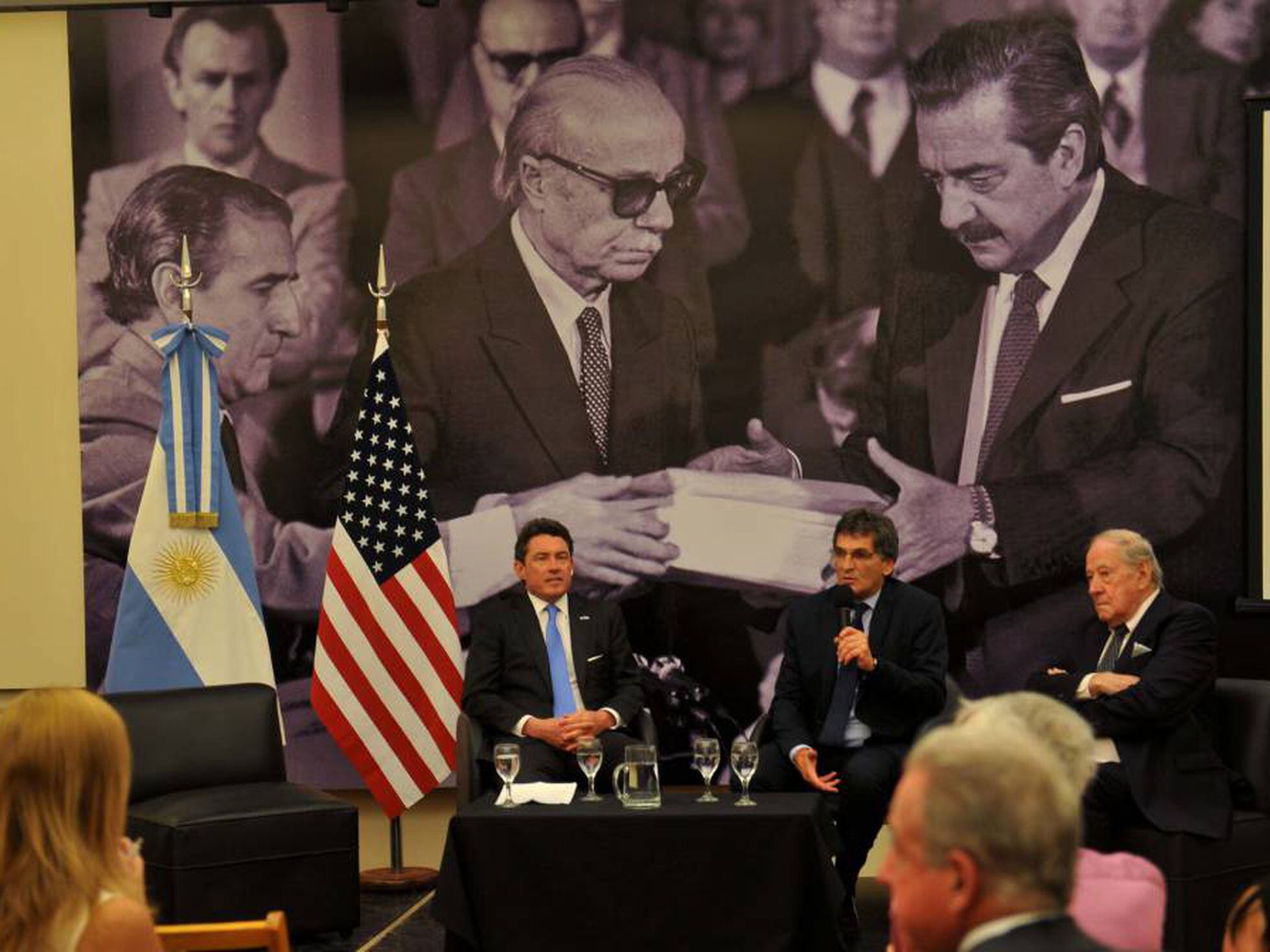 Embaixada dos EUA na Argentina homenageia lendas do tênis