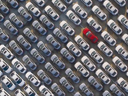 Foto aérea de um pátio de carros novos em Wuhan, China.
