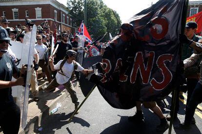 Supremacistas brancos entram em choque con contraprotestantes em Charlottesville, Virginia.