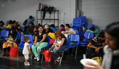 Centro de detenção de famílias imigrantes em McAllen (Texas).