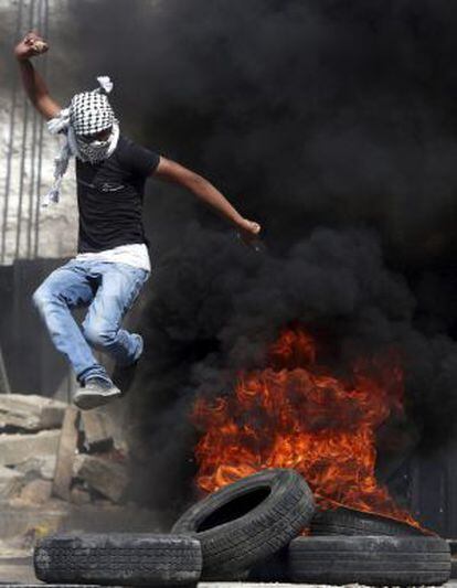 Um homem enfrenta o Exército Israelense em Hebrón.