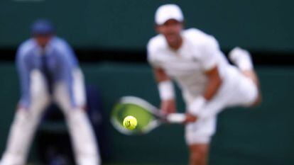 Mischa Zverev saca durante a partida contra Federer.