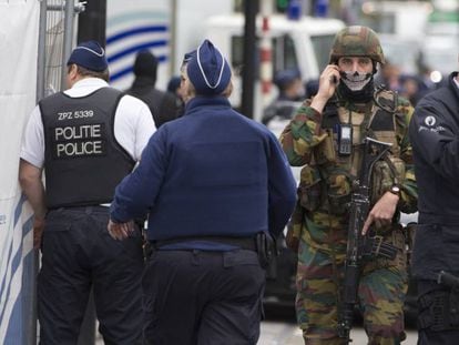 A polícia e o Exército belga em um shopping center que foi alvo de uma ameaça de bomba na semana passada em Bruxelas.