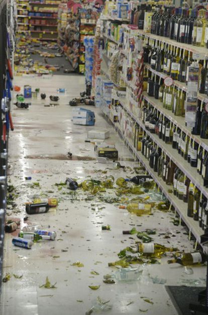 Prejuízo em um supermercado da Califórnia após o terremoto.