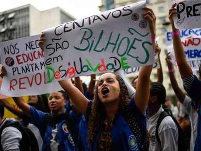 Estudantes protestam contra cortes na educação, no Rio de Janeiro, em maio.