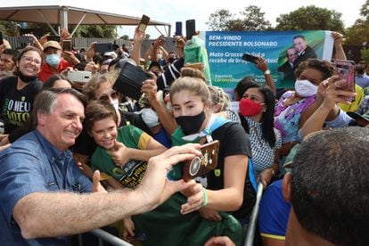 O presidente Jair Bolsonaro tira fotos com apoiadores em Terenos (MS), durante evento no dia 14 de maio de 2021.