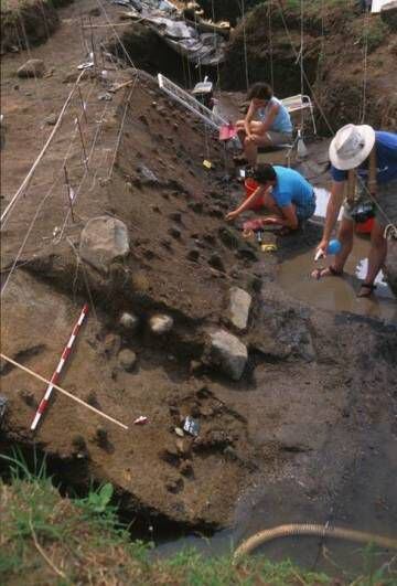 Escavação no sítio arqueológico de Gesher Benot Ya’aqov.