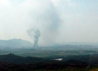 Coluna de fumaça na cidade fronteiriça de Kaesong, Coreia do Norte, vista do território sul-coreano. No vídeo, imagens da explosão nesta terça-feira (legendas em espanhol).