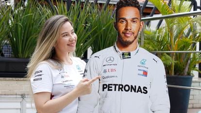 A fã Beatriz Libardi com seu totem de Lewis Hamilton, em tamanho real.