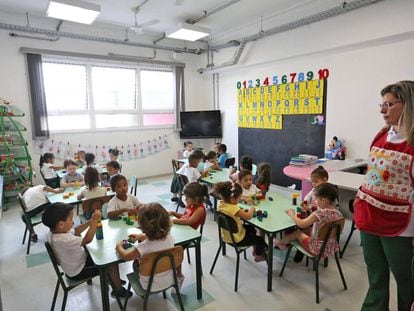 Crianças brincam em uma escola municipal de São Paulo.
