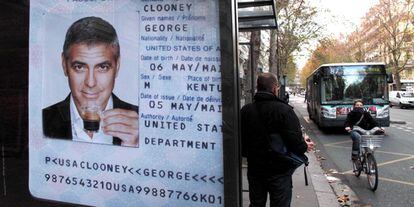 O ator George Clooney, imagem de uma célebre marca de café de cápsulas, em anúncio em uma parada de ônibus em Paris.
