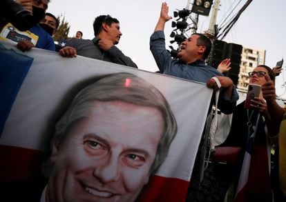 Partidários do ultradireitista José Antonio Kast se manifestam após a divulgação dos primeiros resultados do primeiro turno das eleições realizadas no Chile no domingo.