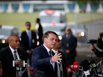 Presidente Jair Bolsonaro fala com a imprensa na saída do Palácio da Alvorada nesta segunda, 20 de abril.