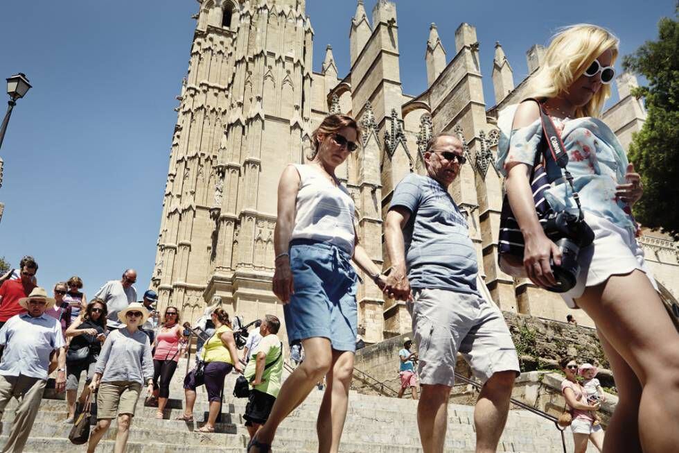 Turistas na catedral de Palma de Mallorca.