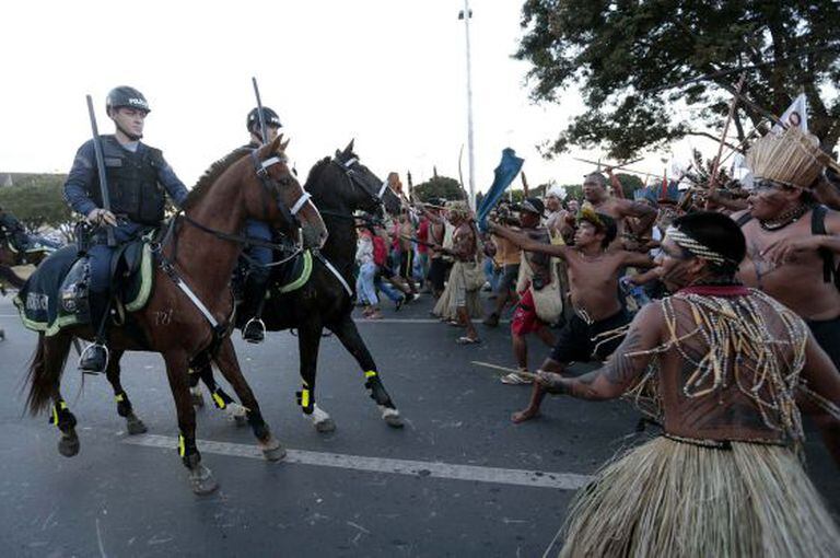 Policias em confronto com os índios nesta terça-feira.