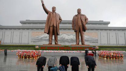 Cidadãos norte-coreanos prestam homenagem diante das estátuas de Kim Il-sung e Kim Jong-Il em Pyongyang.