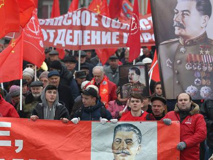 Manifestação do Partido Comunista Russo para comemorar a Revolução de Outubro de 1917, em 7 de novembro