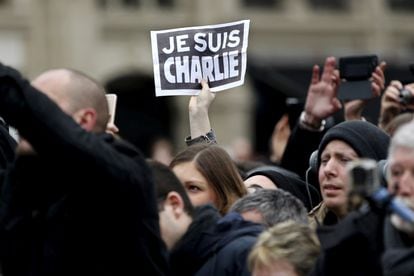 “Eu sou Charlie”, diz um cartaz erguido durante uma cerimônia em homenagem às vítimas dos atentados de janeiro de 2015.