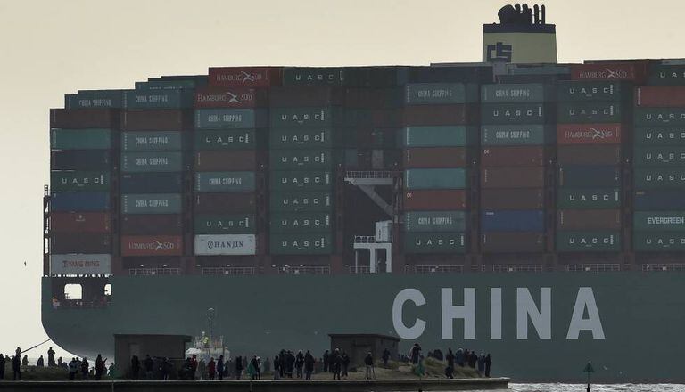 O cargueiro chinês CSCL Globe no porto de Felixstowe (sul da Inglaterra).