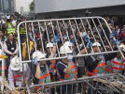 Polícia prendeu seis manifestantes por não abandonarem a ocupação. A maioria dos estudantes se retirou sem incidentes