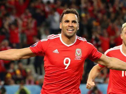 Kanu comemora o gol da virada de Gales.