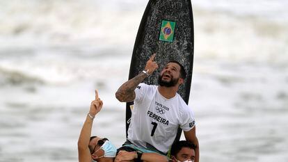 Ítalo Ferreira celebra a conquista da medalha de ouro no surfe masculino na praia de Tsurigasaki, no Japão.
