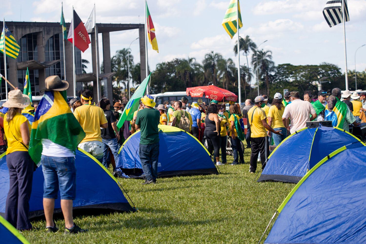 Bolsonaristas radicais se aglomeram em protesto contra o Congresso Nacional e o STF, no dia 3 de maio em Brasília.