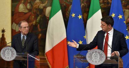 O primeiro-ministro demissionário da Itália, Matteo Renzi (à dir.), com seu ministro da Economia e possível sucessor, Pier Carlo Padoan (à esq.), em Roma, no mês passado.