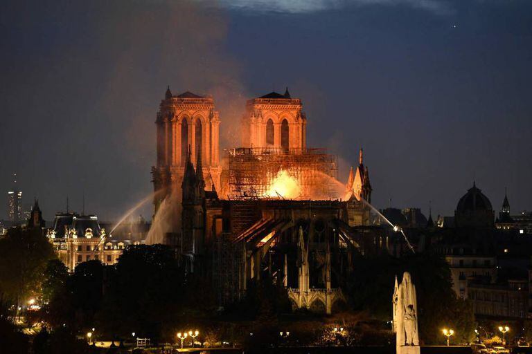 Trabalho de combate ao incêndio que destruiu o teto da catedral de Notre-Dame em abril.