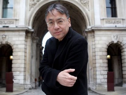 O escritor Kazuo Ishiguro posa no pátio da Royal Academy of Arts, em Picadilly, Londres