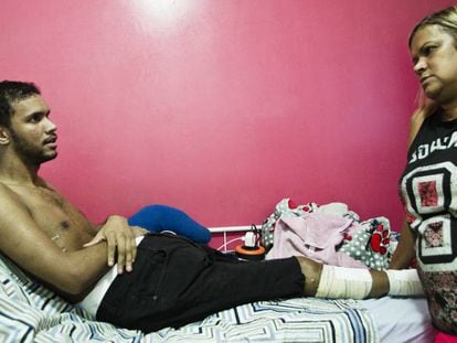Vitor Santiago Borges, ferido pela polícia, com sua mãe no complexo da Maré.