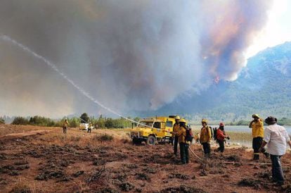 Bombeiro tenta apagar o incêndio florestal em Chubut.