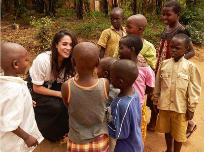 Meghan Markle, em uma de suas viagens humanitárias a Ruanda, em imagem compartilhada em Instagram.