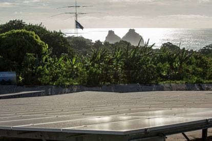 Placas de energia solar da central fotovoltaica de Fernando de Noronha.