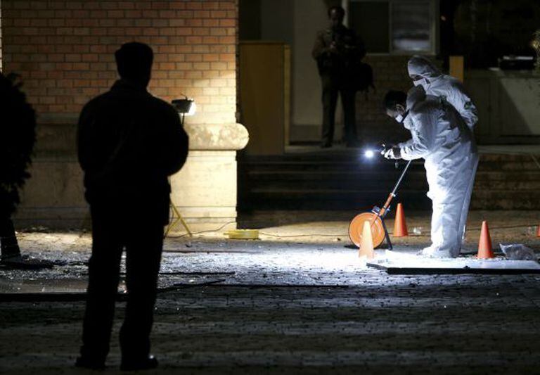 Busca de provas após o ataque à embaixada britânica, em 2007.
