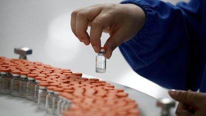 Um trabalhador realiza uma verificação de qualidade nas instalações de embalagem da fabricante chinesa de vacinas Sinovac Biotech.