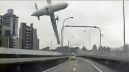 Momento em que o avião chocou-se contra o viaduto.