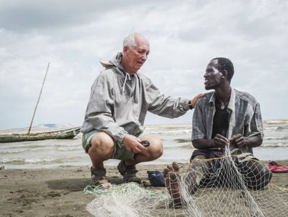 Francisco Andreo, fundador da MCSPA, conversa com um pescador durante uma de suas missões no Quênia.