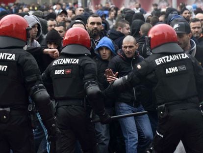 A Polícia basca tenta conter um grupo de 30 e 40 ultras franceses.