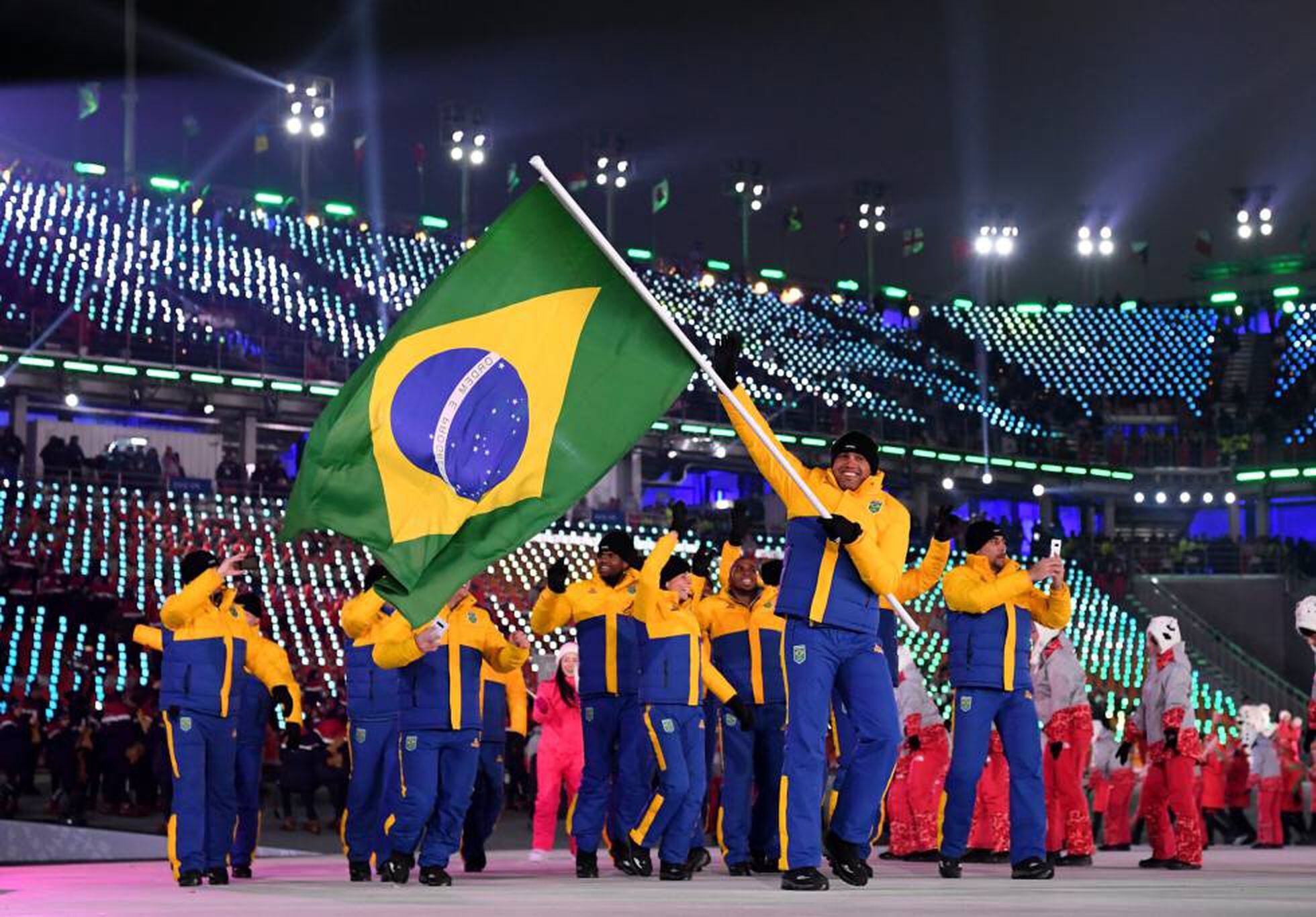 Um robô carregou a tocha dos Jogos Olímpicos de Inverno de 2018 - Giz Brasil