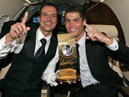 Jorge Mendes, com Cristiano Ronaldo depois de receber o último troféu da FIFA.