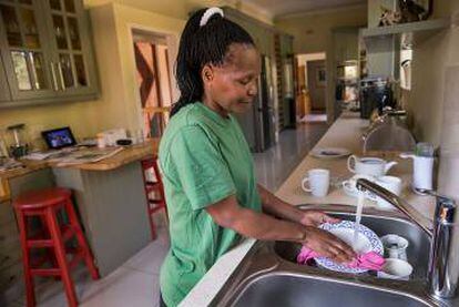 Uma empregada do lar em Johannesburg.