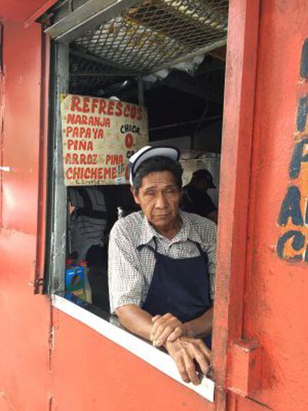 Pedro Monroy trabalha no Kiosco Raulín, um dos históricos de Cuara y Cuara.