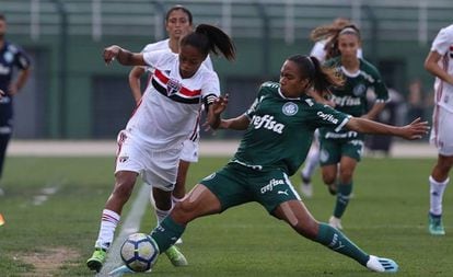 Ary, do São Paulo, tenta passar por palmeirense no clássico pelo campeonato brasileiro no Pacaembu.