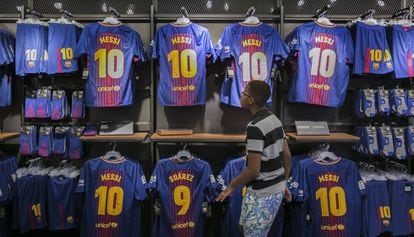 Camisas de Messi e Luis Suárez, na loja do FCB no Camp Nou